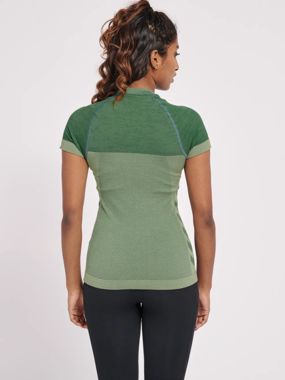 hmlCLEA SEAMLESS TIGHT T-SHIRT