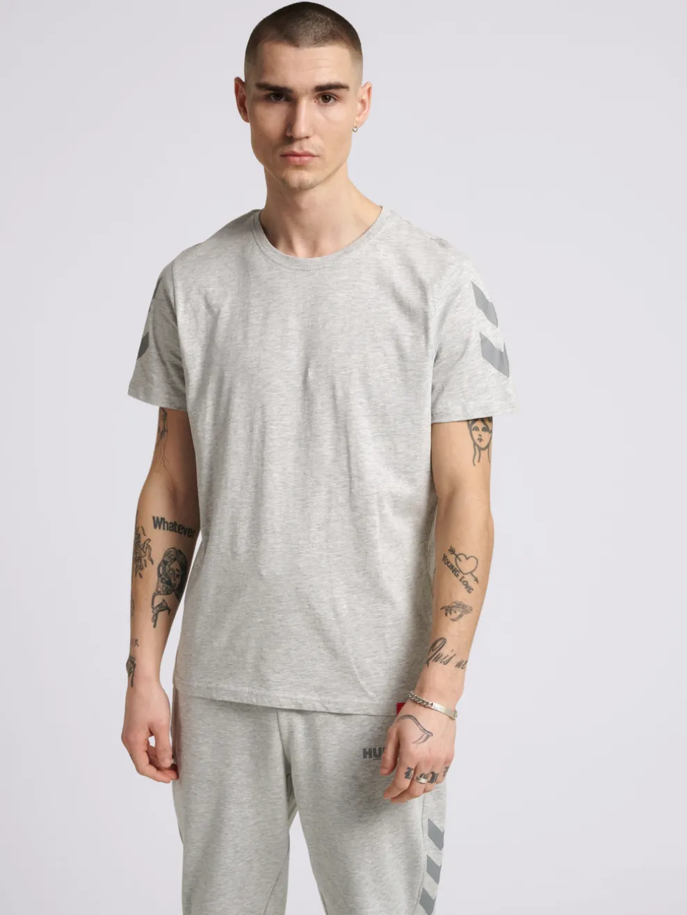 hmlLEGACY CHEVRON T-SHIRT