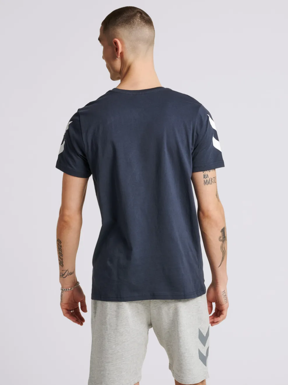 hmlLEGACY CHEVRON T-SHIRT