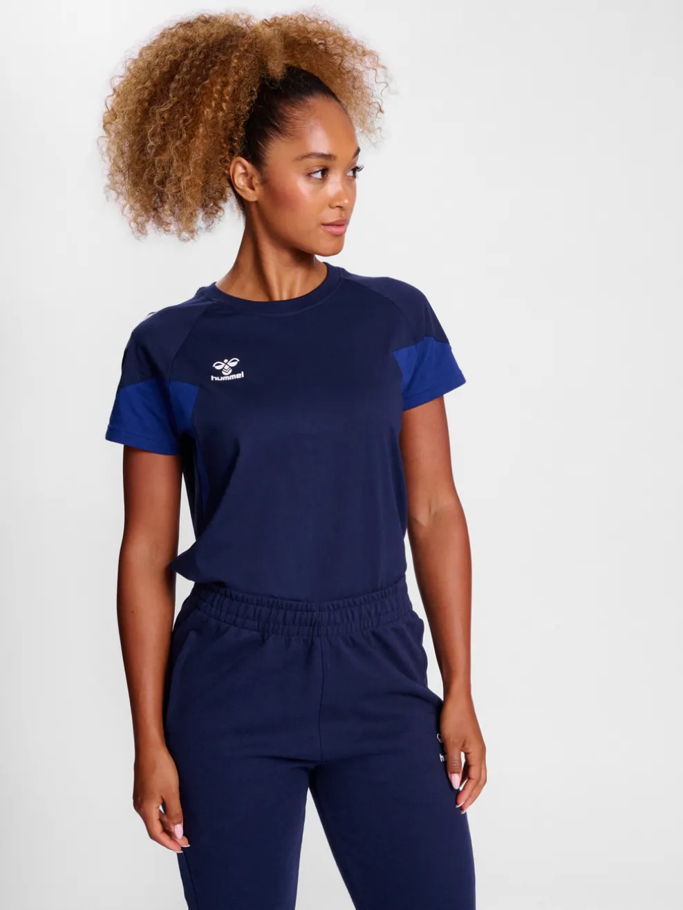 hmlTRAVEL T-SHIRT S/S WOMAN