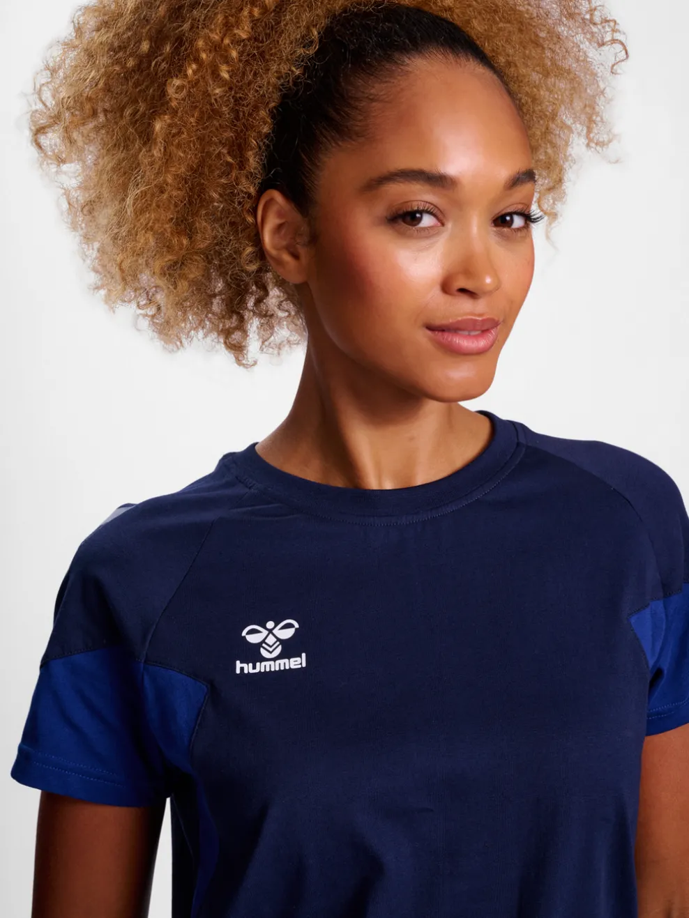 hmlTRAVEL T-SHIRT S/S WOMAN